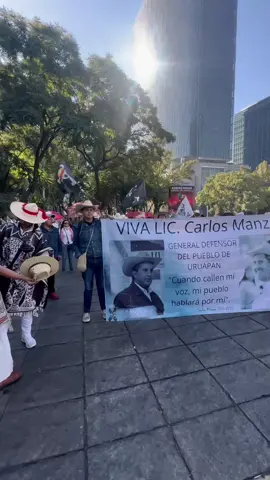 CRECE LA MARCHA DE LA GENERACIÓN Z. Decenas de personas se reúnen en el Ángel de la Independencia para protestar pacíficamente por la inseguridad en el país, tras el asesinato de una maestra en el Istmo de Tehuantepec. A la movilización se suman madres buscadoras, personal de salud y ciudadanos hartos de la violencia. La ruta avanza por Reforma rumbo al Zócalo. Su mensaje es claro: “Nuestra única arm4 es la voz y nuestro cartel.”