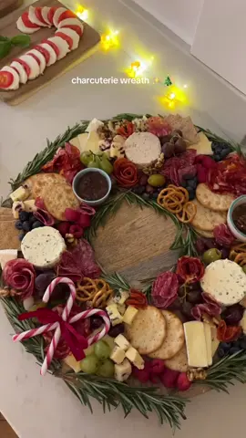 Charcuterie wreath!!! 🎄 recipe in bioo! The best Christmas appetiser and perfect for hosting! You need this on your table this Christmas dinner ✨ #Recipe #christmasrecipe #christmasrecipes #EasyRecipe 
