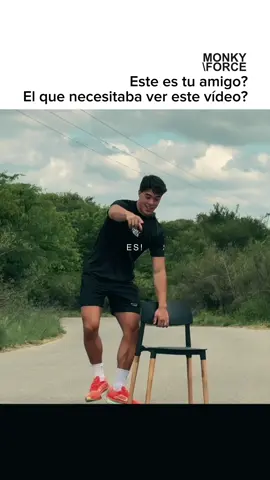 A veces creemos que necesitamos más motivación, más tiempo, más señales, más “cuando pueda”… pero la verdad es otra: lo único que necesitamos es dejar de escondernos de nosotros mismos. En esta charla con @MARPE (uno de los que más vive lo que predica), terminamos hablando de algo que nos atraviesa a todos: esa batalla silenciosa entre lo que decimos que queremos… y lo que realmente hacemos para lograrlo. Nos cuesta empezar. Nos cuesta sostener. Nos cuesta cumplir lo que prometemos. La procrastinación se mete en cada rincón, se disfraza de excusas lindas y nos hace creer que todavía falta algo para arrancar. Pero la verdad es simple y brutal: El cambio no viene de afuera. Viene de vos. Nadie va a entrenar por vos. Nadie va a comer mejor por vos. Nadie va a cumplir tus metas por vos. Y eso, lejos de ser una presión… es una libertad. Porque si depende de vos, significa que cada día es una nueva oportunidad para reescribirte. Para ser un poco más disciplinado. Para ser la persona que dijiste que querías ser. Este video es eso: un recordatorio de que no necesitás esperar al lunes, al mes que viene ni a la motivación perfecta. Necesitás decidir. Y actuar aunque no tengas ganas. Una y otra y otra vez. Ahí está el verdadero cambio. Ahí está tu mejor versión. Ahí empieza la vida que querés. Menos hablar. Más hacer. (El resto lo hace el tiempo… si vos hacés tu parte.) #monkyforce #marpe #hermano 