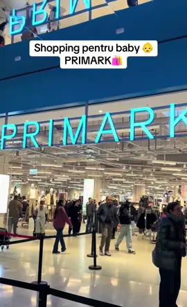 #primark #primarkfinds #babyshopping #mamicapentruprimaoara Astăzi am încercat și noi să vedem ce găsim la Primark (Bologna)🛍️ Prețurile sunt super accesibile și am găsit câteva lucruri drăguțe pentru baby 👶✨ Dar era FOARTE aglomerat și cu căruciorul abia te puteai mișca… Cred că merită de revenit, dar nu în weekend 😅 ci într-o zi de săptămâna. Dacă vreți unboxing cu ce am cumpărat, lăsați o inimioară ❤️ sau un ➕ în comentarii! 