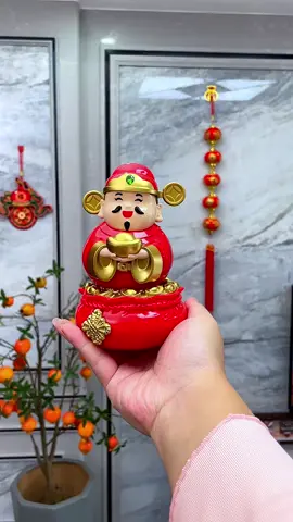 Tượng Thần Tài lắc lư năng lượng mặt trời cầu tài lộc😍 Sản phẩm ở giỏ hàng trong trang em ạ❤️ #trangtritet #tuongthantai #ongthantai #xomtrangtri #tet2026 