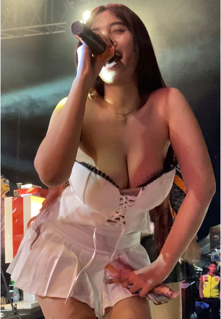 Goyangan Anggun Cantika sampe tumpeh🤤 @Angguncantikkaa  #banjarnegara #balaibudayabanjarnegara #twostroke #twostrokebanjarnegara #twostrokeculturebanjarnegara #blayer135cc #angguncantika #fyp #fyppppppppppppppppppppppp 