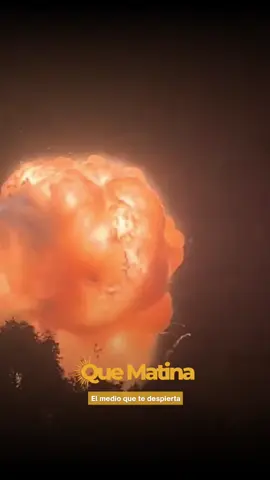 🔥🚨 Explosión en el parque industrial de Spegazzini 📹 Video filmado por la usuaria de TikTok Micu Nonis Una fuerte explosión en el parque industrial de Carlos Spegazzini (Ezeiza) generó una enorme onda expansiva y un incendio que se extendió por varias plantas, alarmando a los vecinos que escucharon un estruendo en plena noche. 👉 Más de 20 dotaciones de bomberos trabajaron durante horas. 👉 Al menos cinco fábricas resultaron afectadas por el fuego. 👉 Se registraron 24 heridos, ocho fueron trasladados y todos ya fueron dados de alta, según fuentes sanitarias de la Provincia. Una madrugada intensa que dejó impactantes imágenes y mucha preocupación en la zona. #Ezeiza #Spegazzini #Explosión #ÚltimoMomento #QueMatina