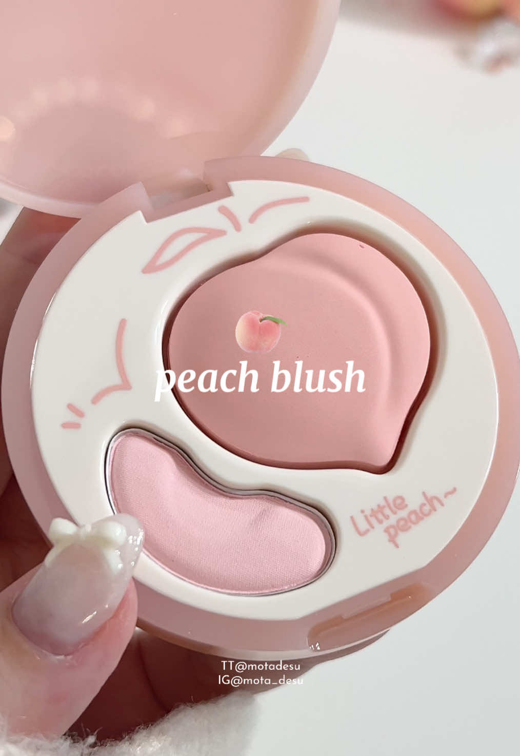 真夜中のコスメ紹介𓈒𓏸 私は無類の桃コスメオタクです🍑 今年はたくさん桃コスメを探しまくって大豊作だった‎.⚯̫ 桃コスメといえば、もた！って言われるくらいこれからももっとたくさん紹介できたらいいな ちなみにこれ、全然知らんブランドやのに結構可愛くてにんまりでした🍑 クリーム？バーム？みたいなテクスチャーのチークとハイライトの構成で、チークがかわいすぎた… イエベ春民におすすめです⸝⸝> ·̫ <⸝⸝ 私が使ってるのは03です #PR #桃コスメ #チーク #コスメオタク #봄웜 