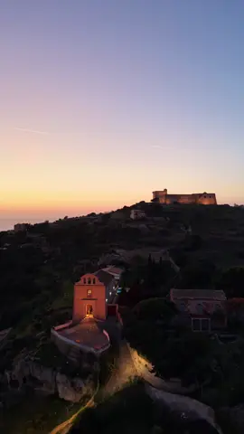 A volte basta guardare un luogo con un po’ più di attenzione… la luce cambia, il respiro si fa lento, e tutto prende forma. Ho provato solo a tradurre questa sensazione in immagini. Spero che, guardandolo, possiate riscoprire la bellezza che è sempre stata qui, sotto gli occhi di tutti.#djiminipro5 #neiper #neiperteeee #leonethanstudio #licata 