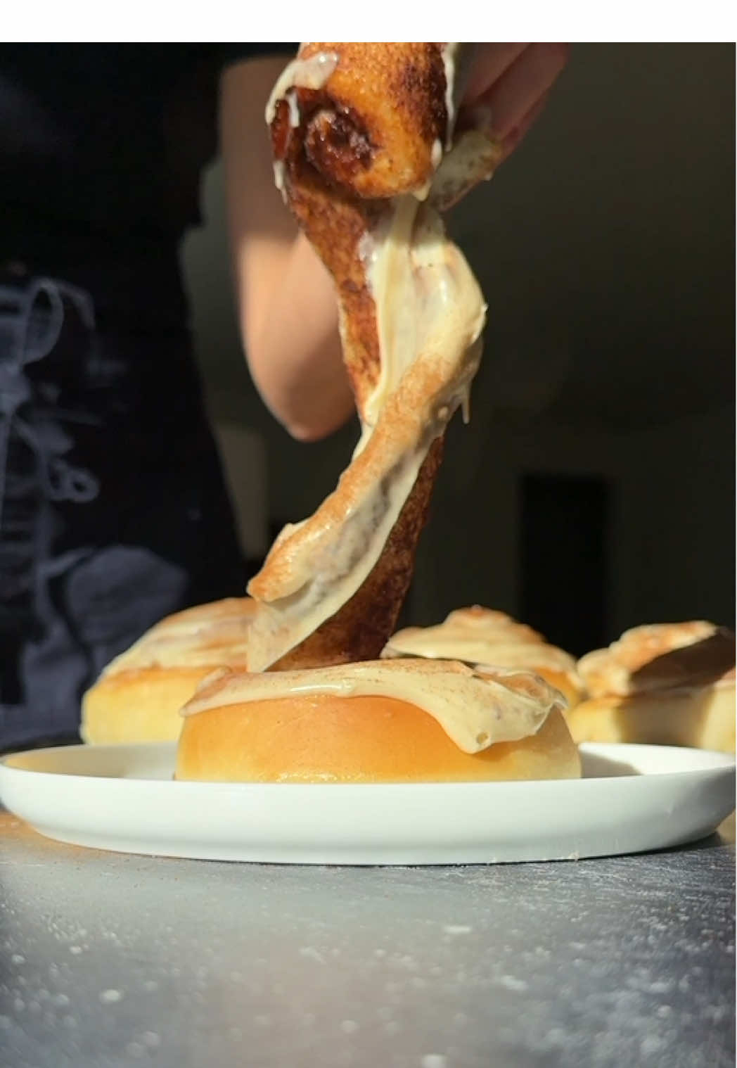 My most viral cinnamon rolls… but upgraded with Brown Sugar Cream Cheese Frosting 🤎🍯 Soft, gooey, caramel-y perfection. Frosting: 113g butter • 170g cream cheese • 100g brown sugar • 120–150g powdered sugar • vanilla • salt • splash of cream Full cinnamon roll recipe → on my website ✨ Save + Share 😍 #cinnamonroll #brownsugar #creamcheese #icing #Recipe 