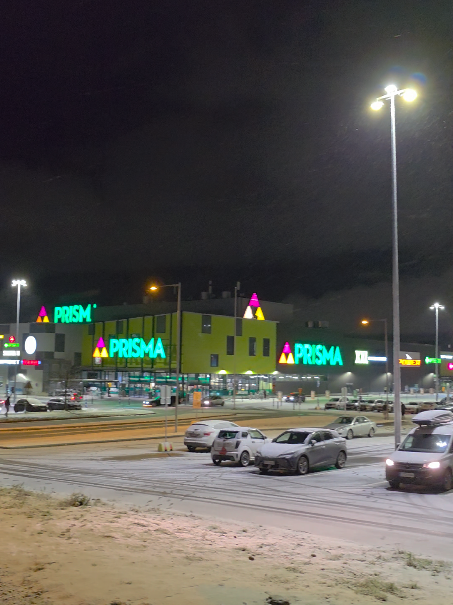 Snow falling softly as Prisma Kaleva lights up the night ✨❄️   📍 Tampere, Finland   Follow for more Finnish stories! ❤️✨   IG: @intosuomi | TikTok: @intosuomi | YouTube: intosuomi   #tampere #fyp #tiktoksuomi #snowfall #sinullesivu 