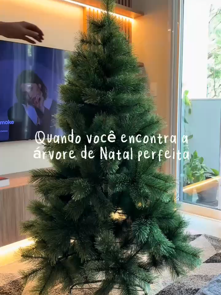✨ Prepare-se para o Natal dos Sonhos! ✨ Apresentamos a Árvore de Natal Real Sodalita (210cm): ela é tão cheia e exuberante que parece ter saído de um filme! Com impressionantes 1150 galhos, o volume é garantido para você pendurar todos os seus enfeites favoritos. O Natal merece esse toque de magia e realismo! Altura: 210cm (Imponente!) Qualidade: 1150 Galhos Segurança: Pé de Ferro (Estabilidade total) 🛍️ Garanta a sua e comece a contagem regressiva para a melhor época do ano! 🛒 Compre agora e receba a magia em casa: https://s.shopee.com.br/4LBZnHNxzU ⚠️ Promoção sujeita à alteração de preço e estoque do site.