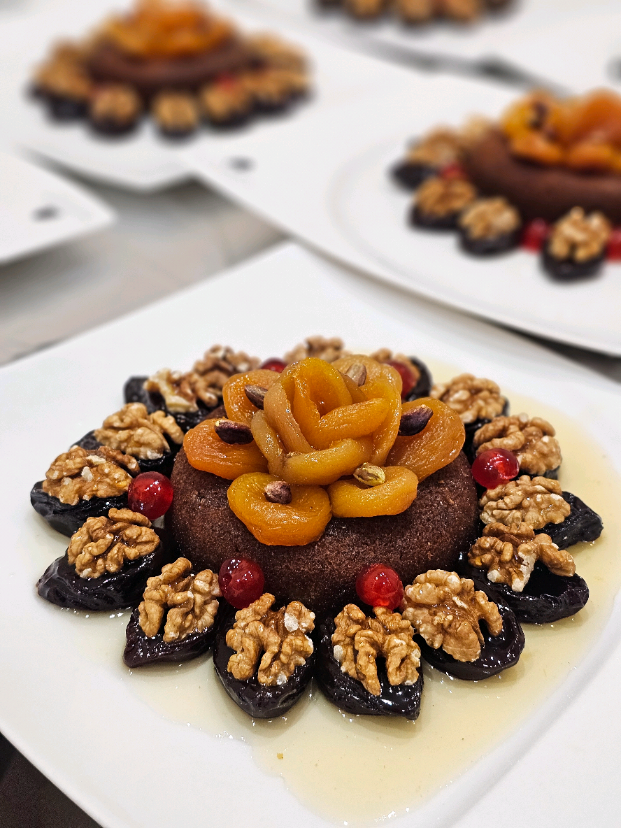 طاجين الحلو بلمسة فخمة ✨️🍯 قولولي واش تبغو فالحلو البرقوق ولا المشمش ؟😁 _Traiteur Chef Zaki Abdellah_  🍽️ ضيافة راقية بتنظيم احترافي للمناسبات والأعراس: نقدّم لكم لمسة من أعمال  Chef Zaki Abdellahفي تنسيق وتقديم موائد الضيافة بأسلوب يجمع بين الرقي، الجودة، وحُسن التنظيم، لخلق تجربة استثنائية تُبهِر ضيوفكم ✨ خدمتنا تشمل: ✅ خدمة شاملة للمناسبة (شراء المستلزمات و كل ما يخص المناسبة) 🍱 تنسيق Menu فاخر وتقديمات راقية (على حسب الميزانية) 🍽️ توفير لوازم المائدة من أطباق، أوان، وكؤوس للتقديم 🇩🇿 الخدمة متوفّرة في كافة ولايات الوطن (58 ولاية) 📞 للتواصل والحجز: 0559 07 55 25 – 0556 85 89 50 💬 واتساب: 0556 85 89 50 💡 ملاحظة هامة: يتم تحديد الأسعار وفقًا لـ: • عدد الضيوف • نوعية الأطباق المطلوبة • طبيعة الخدمة المختارة (ضيافة فقط أو خدمة شاملة) . . . . . . . #chef_zaki_abdellah #traiteur  #اعراس_جزائرية #الحلو  #القران_الكريم 