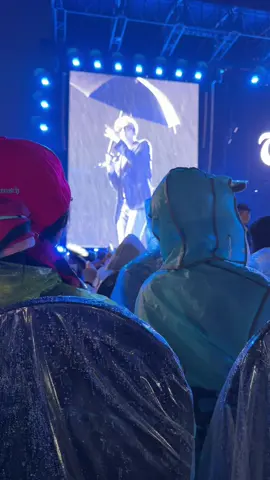 Lí do vì seoo mà fan chấp nhận trả thêm nhiều $ hơn để đi vé Vip, chính là được thấy những trạng thái khác nhau, kg phải ở trên skhau của idol, đặc biệt với GD sẽ là kiểu bẽn lẽn, ngại ngại, mát như thu HN í, chúng tôi không tắm mưa để xem idol diễn, chúng tôi và idol tắm mưa cùng nhau. Ảnh soft, ảnh tử tế, ảnh tinh tế xỉuu #ubermensch #hanoi #GD #takeme #day2 