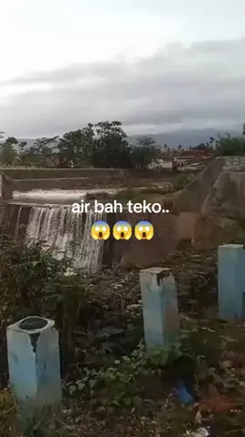 detik-detik air bah teko bolo..  ireng buthek letrek... 
