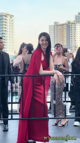 ยืนใจสั่นเพราะคุณอริสา เอ้ย คุณพีรญายอมให้สวยวันนึงก้อได้แล้วค่อยกลับไปหล่อ💛🌻 @Faye Peraya  @Fabel Entertainment  #PerayainEFW2025 #ELLEThailand #EFW25ATICONSIAM #FayePeraya   #ฝ้ายพีรญา