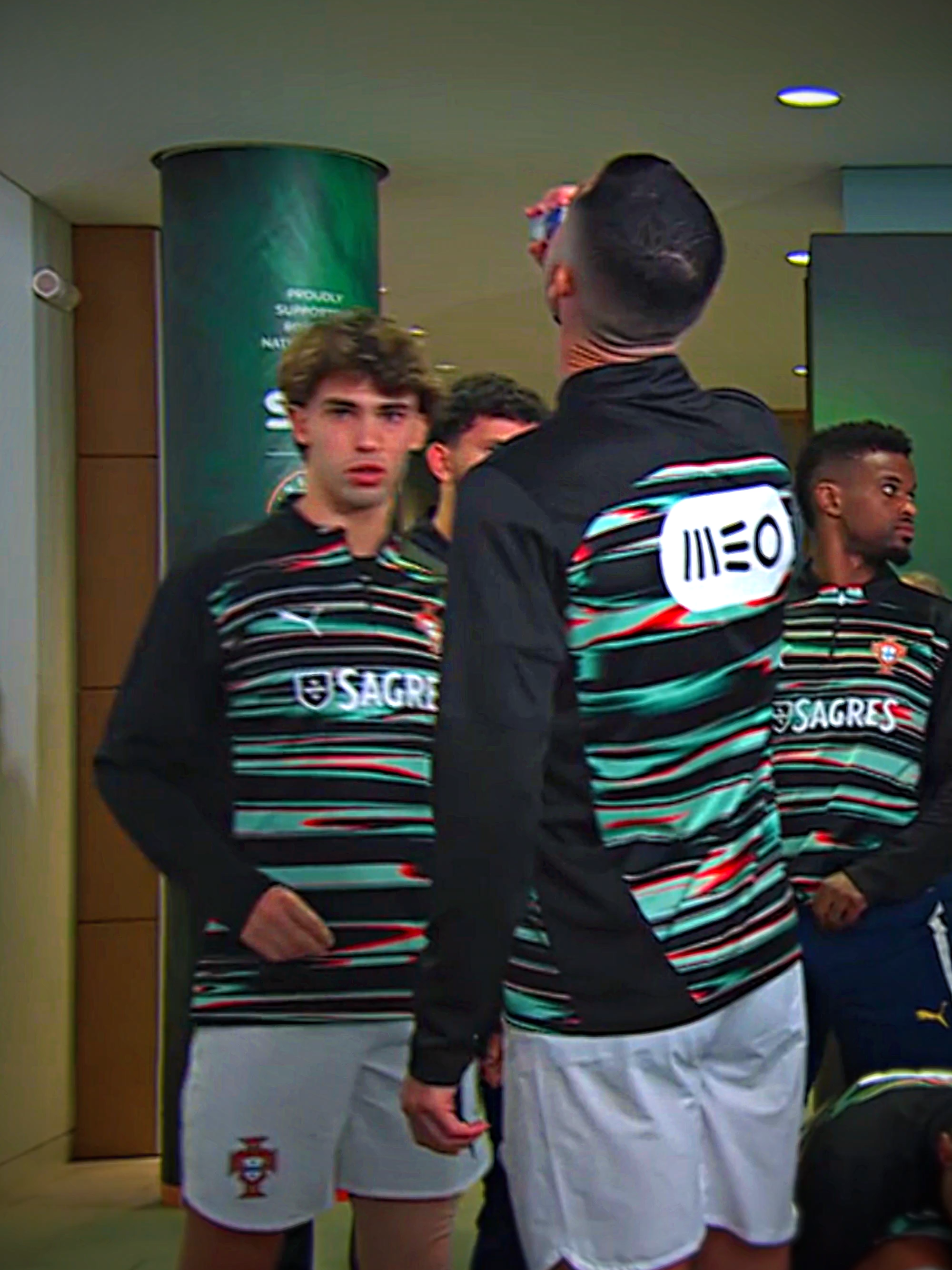 ronaldo drinks redbull | #cr7 #virall #worldcup #fypシ #aftereffects #Soccer #clasificacion #fypシ゚viral #ronaldo #redbull #drinksathome