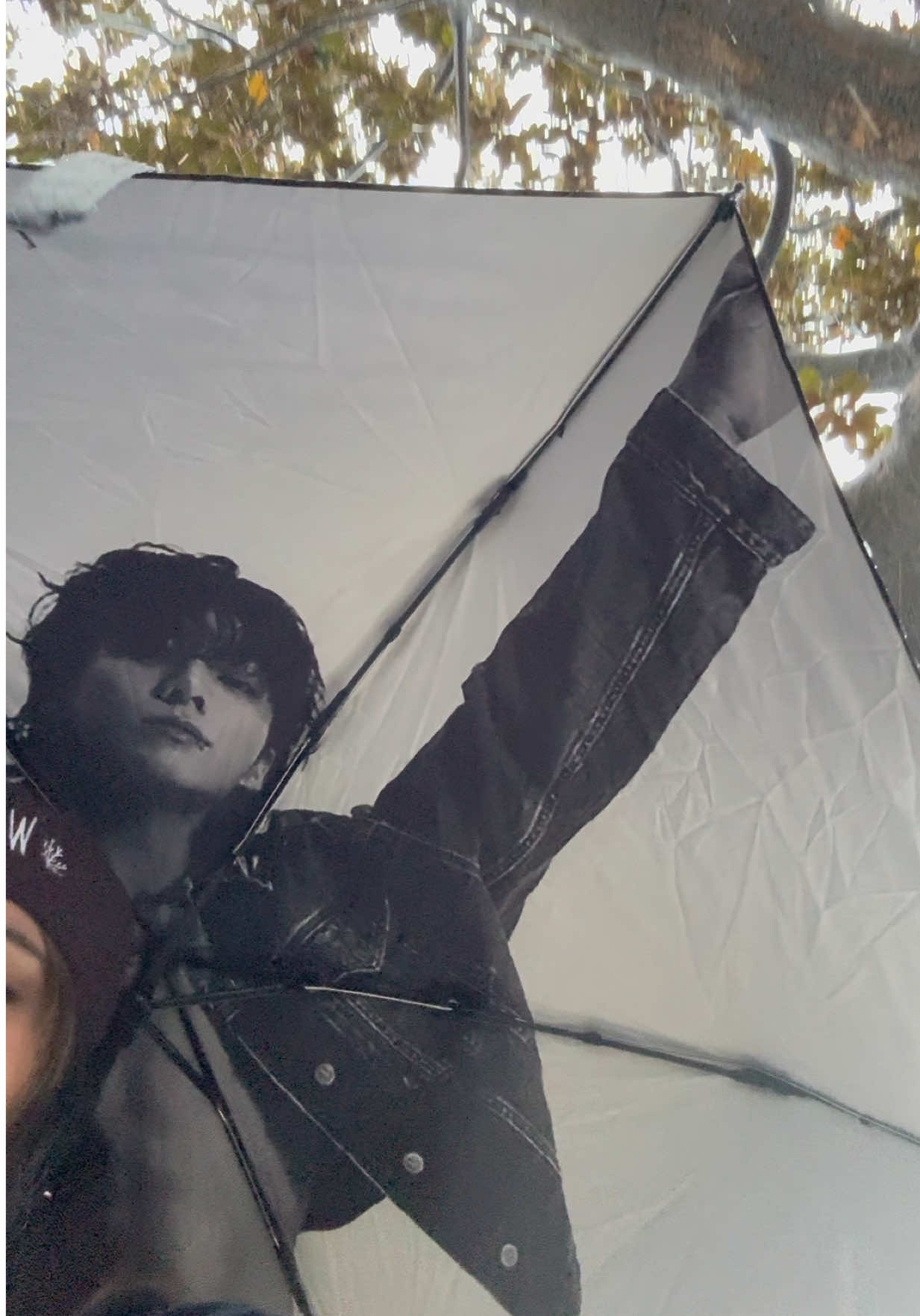 JK keeping me warm while I wait for the TirTir pop up shop in LA  #tirtir #tirtirpopup 