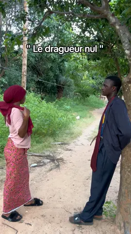 #afriquetiktok🇨🇲🇨🇮🇨🇩🇲🇱🇹🇬🇬🇦🇸🇳 #casamance🌿🍀🍀💚🤍❤️🇬🇲🇸🇳 #monde #afrique #afrque🌍 @Amina 996 @Afro casa @Maya_kama_MRS_LO💍❤️ @It’s Chillyta❤️🌴🇸🇳 @Kya—badji🩵🤍 @Mélanine girl💙❤️ @Absa_labattante @Saffie Senegambia 🇬🇲 🇸🇳🌴 @Banita bby🥰 @sando120 L’histoire de Fabacary, le Diola amoureux d’Amina Fabacary Diatta était un jeune Diola du village, connu pour sa gentillesse, son calme et son sourire timide. Mais lorsqu’il croisait Amina, tout changeait : son cœur battait plus vite, ses mains tremblaient… et les mots disparaissaient. Amina, elle, était une fille douce, respectueuse, toujours habillée avec élégance. Chaque fois qu’elle saluait Fabacary d’un simple « Salam aleikoum », lui, il restait figé, répondant juste par un murmure presque inaudible. Il voulait lui dire tellement de choses : qu’elle illuminait ses journées, qu’il priait pour elle chaque soir, qu’il rêvait de marcher un jour avec elle sous les arbres du village. Mais rien. Ses mots restaient coincés, comme si son cœur savait parler, mais pas sa bouche.