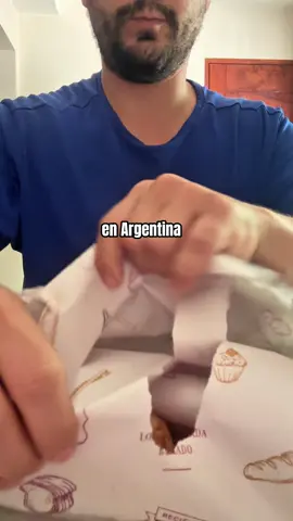 Parte 3. Puede que el colesterol me mate, pero me da igual…QUE RICO!!!! Ingredientes de pisto: En España las llamamos empanadillas.  Normalmente se hace con tomate, pimiento verde, pimiento rojo, cebolla, calabacín, ajo, aceite de oliva, sal y pimienta.  Se le añade huevo cocido o atún, según la zona. Nace de la cocina tradicional española al juntar un pisto manchego (Castilla y la mancha, España) con el formato de empanada, algo que fue surgiendo de manera natural y casera. Sígueme para seguir disfrutando y compartiendo cultura gastronómica argentina. ⬇️Y vota. #comida #FoodLover 