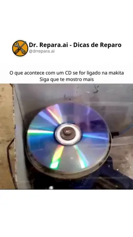 Sabia que é pelo mesmo motivo que pneus também têm limite de velocidade? Todo material chega a um ponto em que a força aplicada supera aquilo que sua estrutura consegue suportar. Um CD comum, por exemplo, foi pensado para girar com segurança entre 500 e 1.200 rpm. Mas quando esse mesmo disco é colocado numa makita, que passa fácil das 10.000 rpm, tudo muda: aquilo que era estável vira tensão acumulada — até o colapso. É física pura: A força centrífuga não cresce de forma linear. Ela aumenta com o quadrado da velocidade. Ou seja, dobrar a rotação não dobra a força — multiplica. O material começa a entrar em sofrimento interno: vibra, deforma, se contorce tentando manter a integridade… até que finalmente rompe. A quebra não é aleatória — é a consequência exata do momento em que a exigência supera a resistência. Um lembrete violento e elegante dos limites escondidos em tudo o que existe ao nosso redor. ✨ Curte esse tipo de conteúdo que conecta ciência, vida real e reflexão? Segue @drrepara.ai. #fisicaincomum #materiaiselimitacoes #forçacentrífuga #cotidianodesvendado #engenhariaevida 