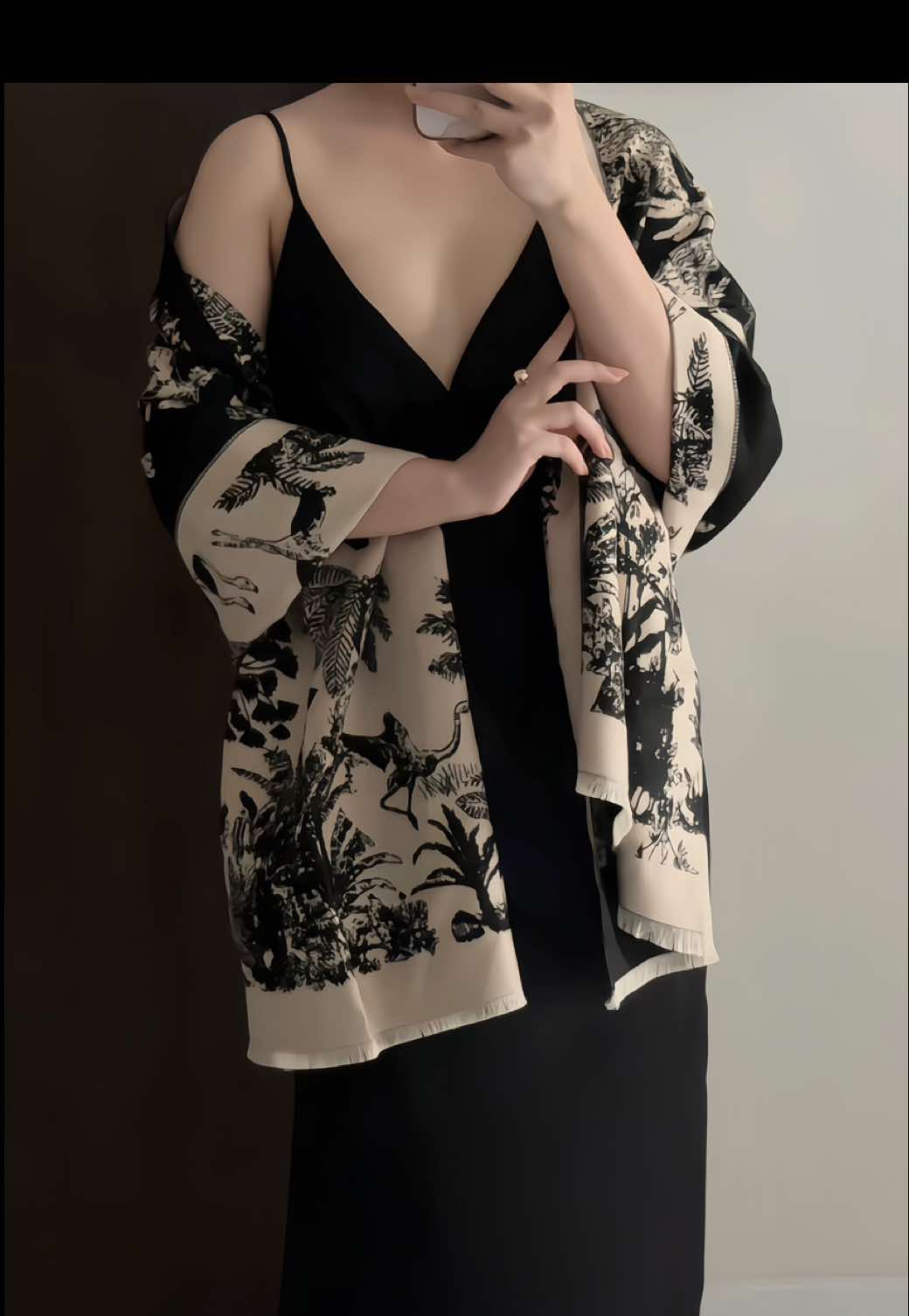 Khăn choàng cổ sang quá 🤍 #goccuamainhi #mainhireview #fypシ゚viral #unbox #khanchoang 