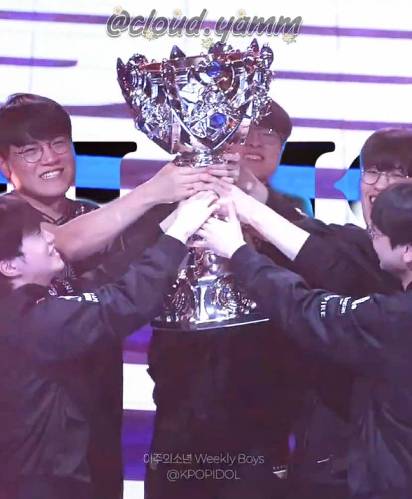 YOU KNOW YOU BETTER THAN THIS! Thật sự là một năm quá dài, quá vất vả với cả nhà chúng mình nhỉ. Mình thật sự đã rất rất rất mừng vì sau cùng đã được nhìn thấy nụ cười của họ, được nhìn thấy họ ôm nhau, cười với nhau, nâng cúp cùng nhau, đứng dưới pháo giấy cùng nhau, và quan trọng hơn hết là cùng nhau, chỉ 5 người họ mà thôi❤️ Nhớ lại thời gian đầu năm nay, trước cả khi mong rằng họ sẽ thắng, mình còn chỉ dám mong rằng sẽ được thấy họ ra sân cùng với nhau. Và mừng thay, bây giờ thì cả 2 lời cầu mong của mình đều đã được đáp lại rồi. Tự hào về họ nhất! Và cho dù như thế nào đi chăng nữa, mong rằng tất cả chúng ta đều sẽ hạnh phúc nhé❤️ HyeonSangMin phải luôn thật hạnh phúc nhé! #Doran #Oner #Faker #Gumayusi #Keria  