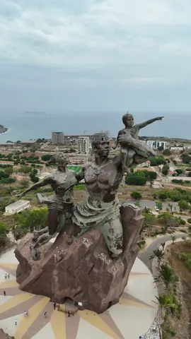 Vol au-dessus du Monument de la Renaissance Africaine 🇸🇳✨ #Dakar #Senegal #DroneAfrica