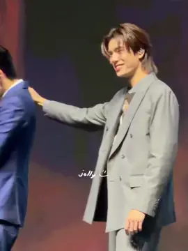 phuwin know that pond always give in to him 🤭 look how pond always ready to wrap his hand around 🙂‍↔️ #ปอนด์ภูวินทร์ #ppnaravit #phuwintang ##MeAndTheeSeriesEP1 