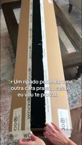 Kit 200 placas ripadas autocolantes 45x10cm. Fácil aplicação, renovação rápida e moderna para paredes. Envio imediato! 🪵✨ #Decoração #PainelRipado #DIY