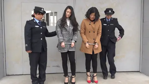 The Tragedy of Ice and Snow 冰璇之殇 #shackles #prisoner #handcuffs #nikesocks #女犯 
