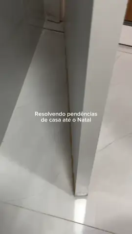 Resolvendo pendências de casa até o Natal parte 2. Essa pendência era uma das que mais me incomodavam aqui em casa, a porta do banheiro por ter contato com água acabou estufando e estragou. Como trocar a porta nunca foi uma opção 💸 encontrei essa alternativa baratinha pra manter tudo visivelmente bonito (e também protegido).  Quais pendências você tem pra resolver aí?  Se quiser o link, é só comentar aqui que te envio. Bju!