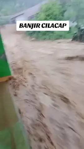 Banjir Bandang kembali melanda Desa Cibenying, Kecamatan Majenang, Kabupaten Cilacap, Jawa Tengah pada Sabtu (15/11/2025) malam. Peristiwa ini terjadi setelah hujan deras mengguyur wilayah tersebut sejak sore hari, memicu longsor dan aliran air bah yang datang secara tiba-tiba.  Kejadian tersebut pukul 19.30 WIB, mengejutkan warga dan tim SAR pencarian korban longsor.  Pantauan di lokasi, tampak warga yang panik berlarian mencari tempat aman.#cilacapviralfyp #cilacap #cilacap24jam #banjircilacap #longsorcilacap 