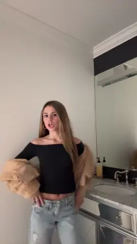 idk why it always zooms out when i turn my camera 