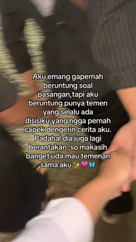 Padahal dia lagi sama pacar nya tapi dia tetep gamau lepas tangan aku ,karna dia tau aku sendirian. Kami bukan temenan dari kecil atau temen sekolah,tapi dia temen yang aku temui pertama kali di tempat aku merantau.Sebesar apapun masalahnya yang membuat kita jauh,tapi lebih besar lagi rasa pertemanan kita yang sudah seperti saudara sendiri.jadi ngga akan mampu kita untuk berjauhan atau tidak saling berbicara.so aku juga akan selalu berada di sisimu baik suka maupun duka,berbahagialah selalu teman ,semoga aku bisa menemanimu sampai kau bisa dimiliki oleh lelaki pilihan mu dan aku mempercayainya  bahwa dia bisa menjagamu dengan baik. i lovee youuu cabatkuu💗@Meimei>< 