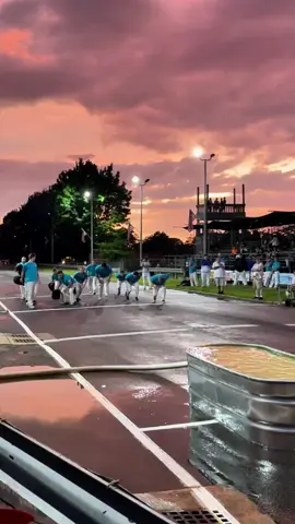 Este equipo de bomberos participa en una competencia tradicional llamada brigada de baldes, una prueba diseñada para demostrar coordinación, velocidad y trabajo en equipo. 🚒💪 El desafío consiste en llevar agua desde una tina en el suelo hasta un contenedor en lo alto de una estructura. Corren, llenan los baldes y crean una cadena humana para pasarlos uno a uno a toda velocidad. Una tradición que demuestra disciplina, fuerza y un espíritu de equipo impresionante. 🔥🏆 #shorts #bomberos #trabajoenequipo #competencia #increible Disclaimer:This information is taken from the internet which may or may not be true we do not want to spread any fake news. The content provided by this channel is meant for EDUCATIONAL PURPOSE only. Copyright Disclaimer:- Under section 107 of copyright Act 1976, allowance is made for FAIR USE for purpose such a criticism, comment, news reporting, teaching, scholarship and research. Fair use is as permitted by copyright statues that might otherwise be infringing. Non-profit, educational or personal use tips the balance in favor of FAIR USE.