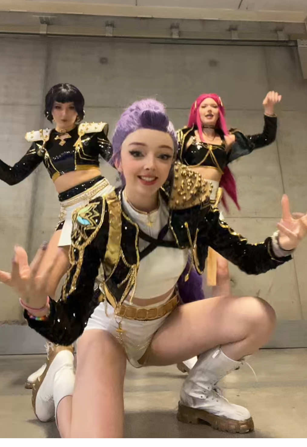 Who would’ve seen this coming lmao @Luma🌙 @Siri…that’s me👍  #cosplay #kpopdemonhunters #rumicosplay #miracosplay #zoeycosplay 