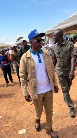 Le Ministre Adama Kamara sur le terrain à BÉOUMI ! 🔥 Aujourd’hui, le Ministre Adama Kamara était à BÉOUMI pour sensibiliser la population à l’importance de s’enrôler à la Carte CMU. 💳💚 Parce que la santé n’a pas de prix, chaque citoyen doit profiter de ce droit essentiel. Le Ministre continue de montrer l’exemple, proche du peuple, toujours sur le terrain pour le bien-être de tous. 🙌🇨🇮