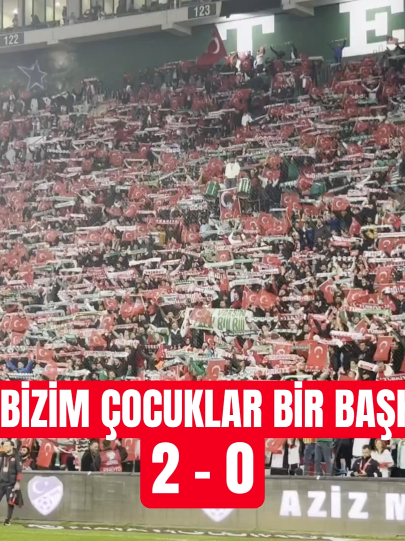 Bursaspor tribünleri milli takımın 2-0 kazandığı maçta bir saniye olsun susmadı. 12. adam olarak tribünleri dolduran taraftar, Bursa'nın farkını bir kez daha ortaya koydu. #bursa #türkiye #bulgaristan #millimaç #bursaspor #teksas #tribün #taraftar