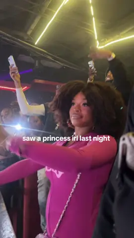 don’t ask me how I was so close, I have a fairy god mother 🤣🧚🏾‍♀️ #monaleo #bottlegirl #nightlife #fyp 