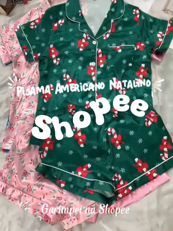 🎄 Vista-se com o Espírito Natalino até na Hora de Dormir! 🎁 O nosso Pijama Feminino Americano com Botões une o conforto clássico com o charme da moda Baby Doll. Perfeito para as noites de Natal, ceias em família e para aquelas fotos memoráveis com a árvore! Sinta-se linda e super à vontade com o tecido macio e o design elegante com botões. Conforto Premium: Tecido leve e gostoso de usar. Estilo Americano: Charmoso e atemporal. Perfeito para Fotos: Crie memórias natalinas inesquecíveis! 🛒 Garanta o seu pijama temático antes que o Papai Noel chegue: https://s.shopee.com.br/4As9i7hi1U ⚠️ Promoção sujeita à alteração de preço e estoque do site.