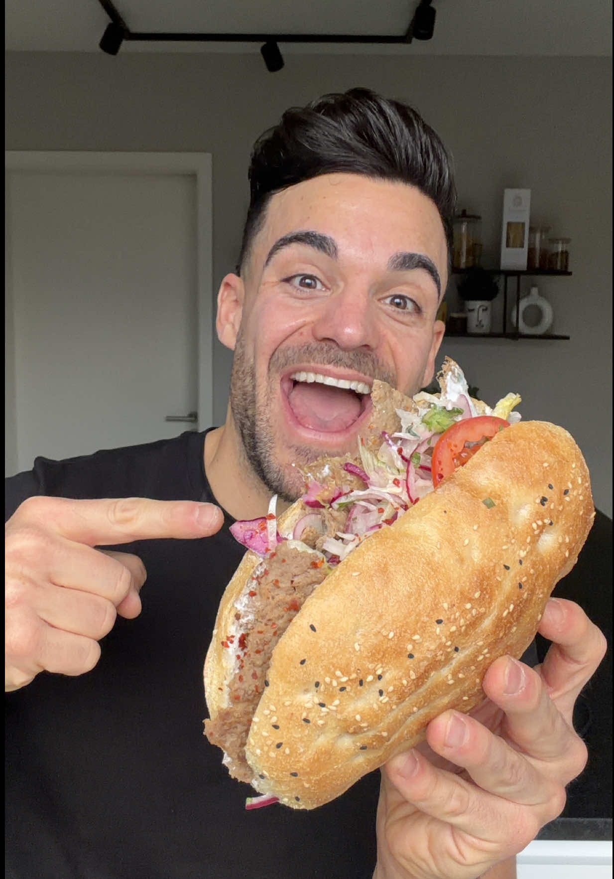 Selbstgemachter Döner 🥙 😍 Unglaublich lecker und super schnell mit nur wenigen Zutaten zubereitet ❤️🙏🏼 esst ihr gerne Döner? 🥰 Der ist so lecker & ganz einfach nachzumachen 👌🏻 Zutaten: - Fladenbrot  - 600g Rinderhackfleisch  - 4-5 Knoblauchzehen  - 1 Zitrone 🍋  - 1 EL Joghurt  - 2 Zwiebeln 🧅  - Petersilie 🌿  - Olivenöl  - Salz - Pfeffer  - Tomatensalat  Zubereitung:  Zwiebel und Knoblauch werden zunächst im Mixer fein zerkleinert 😊 Anschließend werden Fleisch, Öl, 🍋 , Joghurt und die Gewürze hinzugegeben.  Diese Masse, die für vier Rollen ausreicht, wird auf ein Stück Backpapier gegeben, mit einem zweiten Backpapier bedeckt und papierdünn ausgerollt 😊🙏🏼 Danach wird das obere Papier abgezogen und die dünn ausgerollte Masse sorgfältig aufgerollt. Die Rollen kommen auf ein Backblech und werden bei 200 Grad für etwa 25 Minuten gebacken.  Nach dem Backen werden die Rollen ausgerollt, in kleinere Stücke gerissen und in etwas Öl angebraten 🥰 Anschließend wird das Fleisch zusammen mit Brot, Sauce und Salat serviert. Einfach unglaublich lecker 😋