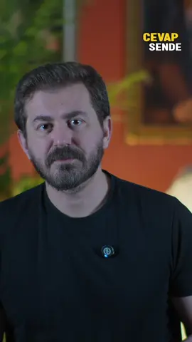 Şehidimiz Emrah Kuran için düzenlenen cenaze törenine katılan bazı protokol üyeleri kendi aralarında gülüştü. - Mahmut Göde 👉  @Mahmut Göde  - İçeriğin tamamı Cevap Sende YouTube kanalında.  #cevapsende #mahmutgöde