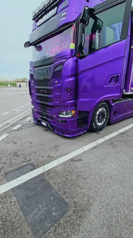 Un ringraziamento al conducente di questa bellissima auto per la possibilità di ammirare questa meraviglia da ogni lato. @Iac Cla 🤙 @AUTOTRASPORTI CICOLANI💥 #scaniavabis #scaniaV8 #scaniaitalia #autotrasporticicolani #disco 