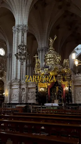 En el interior de La Seo, este imponente baldaquino barroco destaca con su dorado resplandor y sus columnas salomónicas que parecen elevarse hacia la eternidad.  Una obra creada entre los siglos XVII y XVIII, donde la artesanía y la fe se unieron para dejar una huella imborrable en la historia del templo.  #ArtHistory #BaroqueArt #GothicArchitecture #HistoricPlaces #culturalheritage 