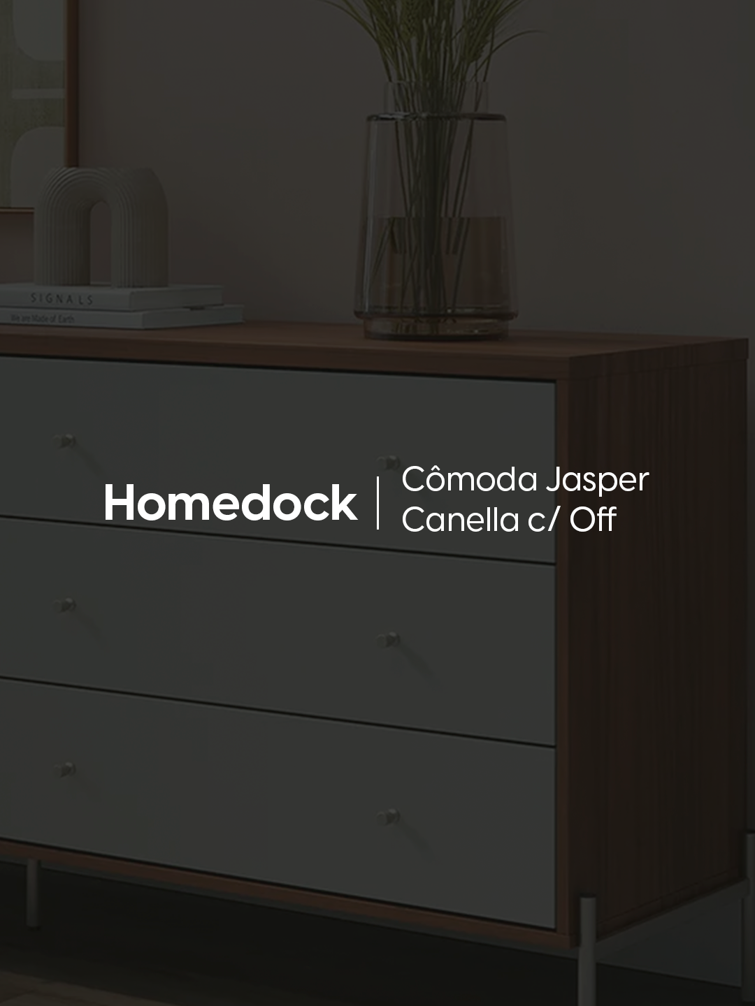✨ Descubra o poder do design que transforma qualquer ambiente ✨ A Cômoda Jasper com 6 gavetas traz modernidade, organização e um visual contemporâneo que se adapta ao quarto, sala ou home office. Acabamento Off White Fosco c/ Canella com detalhes Champanhe para composições alinhadas e cheias de personalidade. Gavetas espaçosas, estrutura firme e detalhes que fazem diferença no seu projeto. Ideal para quem está renovando o lar e busca peças que valorizam o ambiente 💜 👉 Veja mais no site: homedock.com.br Salve este vídeo para não perder essa inspiração ✨