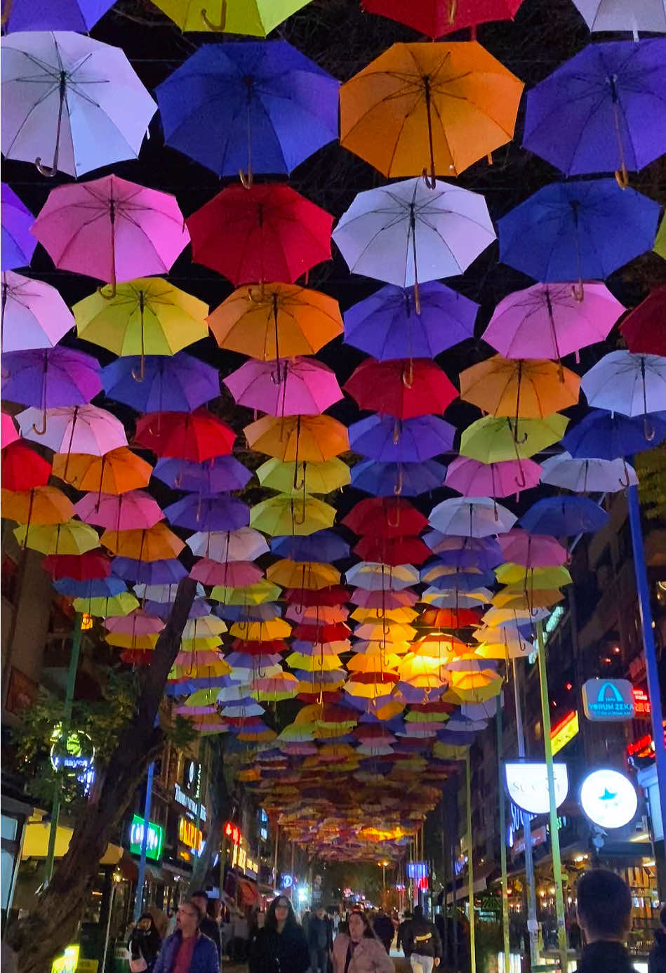 Ankara-Kızılay da şemsiyeli cadde  📷 fotograf çekilmek için oldukça idealdir. #ankara #semsiyelisokak #ankarakızılay 