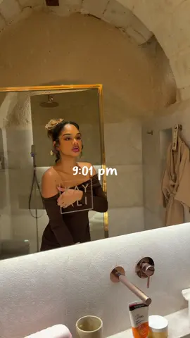 Je rentre du dîner version #asmr 🤭 @Kayali invitation  Nettoyant visage @Neutrogena  Sérum pousse @Les Secrets de Loly  Bonnet @curlymood  Skincare @byoma  Baume lèvres @Gisou  Produits offerts  #nightroutine #skincare #gurwm 