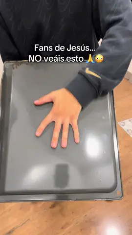 No es solo un peluche… es paz 🤍 #peluchequerespira #jesus #regalo #antiestres #ansiedad  Con este Jesús que respira he podido calmar momentos de ansiedad, insomnio, estrés y esas noches en las que la mente no te deja descansar. Su respiración suave y su luz cálida me hacen sentir acompañado y seguro, incluso cuando estoy solo. Se ha convertido en mi compañero diario: su calma, su calor y la sensación de “alguien respirando contigo” ayudan más de lo que imaginas. Ideal para quienes necesitan paz, un abrazo emocional o simplemente dormir mejor por la noche 🤍✨