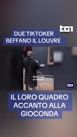 #Francia, nuova beffa al #Louvre: stavolta nessun furto di gioielli, per fortuna, ma due #tiktoker belgi sono riusciti ad appendere un piccolo ritratto accanto alla Gioconda.  #Tg1 Alessandra De Stefano