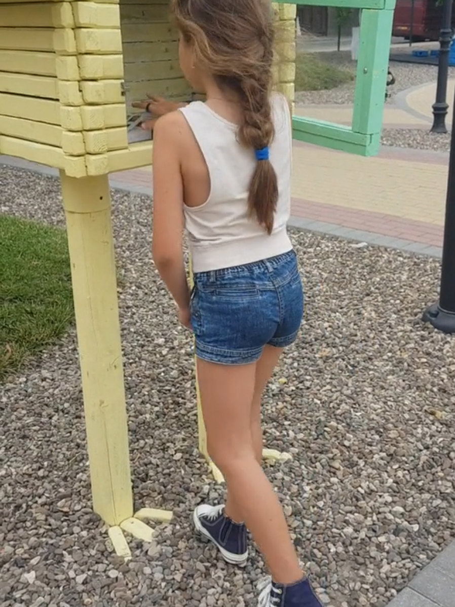 👑Самая большая ошибка — убеждать себя, что все люди хорошие, добрые,  милые. Нет. Вас окружают тысячи глупых, невоспитанных, завистливых людей.  И с этим ничего не поделаешь. Совсем. Просто принять факт и прекратить обращать на них внимание, иногда замечая как вынужденную фигуру в интерьере жизни.   Далеко не каждый, поверьте, желает вам добра и переживает после сказанных злых слов. Как ни крути, мы все разного уровня. И в этом нет ничьей вины. Это твоя заслуга. Ты развивалась, читала, изучала правила этикета, воспитывала чувство такта  не для того, чтобы оправдывать чью-то тупость. Так что мы не все равны. И это стоит принять. @SofiaBalanescu @MomWithChocolata  #momtok #bellas #sofiabalanescu #momwithchocolata #pyf 