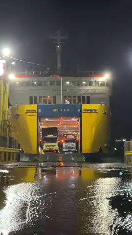 ga bisa bongkar tutup lagi... pindah bongkarnya ke dermaga reguler merak..  #ombakbesar #dermagaeksekutifmerak #LINTASSUMATRA  #sinarjayagroup  #asdpmerak 