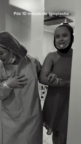 Ela chegou em jejum, como peço em todas as cirurgias, e a minha equipe já tinha preparado um almoço especial para recebê-la no pós. Enquanto isso, o marido esperava na recepção com aquele olhar ansioso mais fofo do mundo. E depois ainda me presenteou com um feedback tão impecável que fiz questão de deixar no feed, porque ele não elogiou só o meu trabalho, mas toda a equipe que esteve com ela em cada etapa.