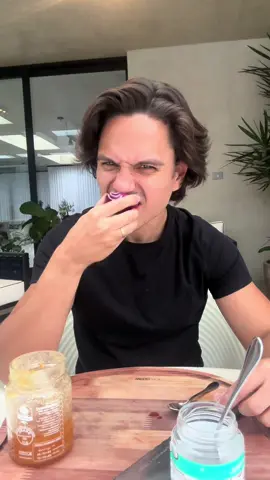 A melhor medicina do mundo é aquela que Deus criou. Há muito tempo eu não fico doente e quando você estiver mal, use os medicamentos da farmácia de Deus: 🧅 Cebola – Rica em antioxidantes e vitamina C, combate inflamações e desintoxica o corpo. 🥥 Óleo de coco – Cheio de antioxidantes que mandam a inflamação ir embora. 🧂 Sal integral – Rico em minerais, equilibra eletrólitos, ajuda na hidratação e melhora a absorção de nutrientes. 🧄 Alho – Um antibiótico natural, fortalece a imunidade e melhora a circulação. 🍯 Mel – Uma potência de antioxidantes e um dos ingredientes mais curativos do mundo. Inscreve “protocolo” nos comentários pra aprender a fazer jejum e se alimentar com as comidas que Deus criou.